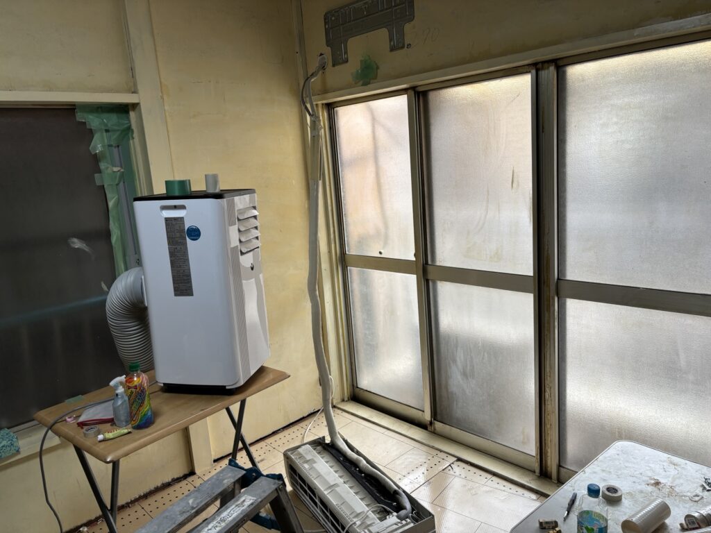 Bending refrigerant pipes before installing an air conditioner