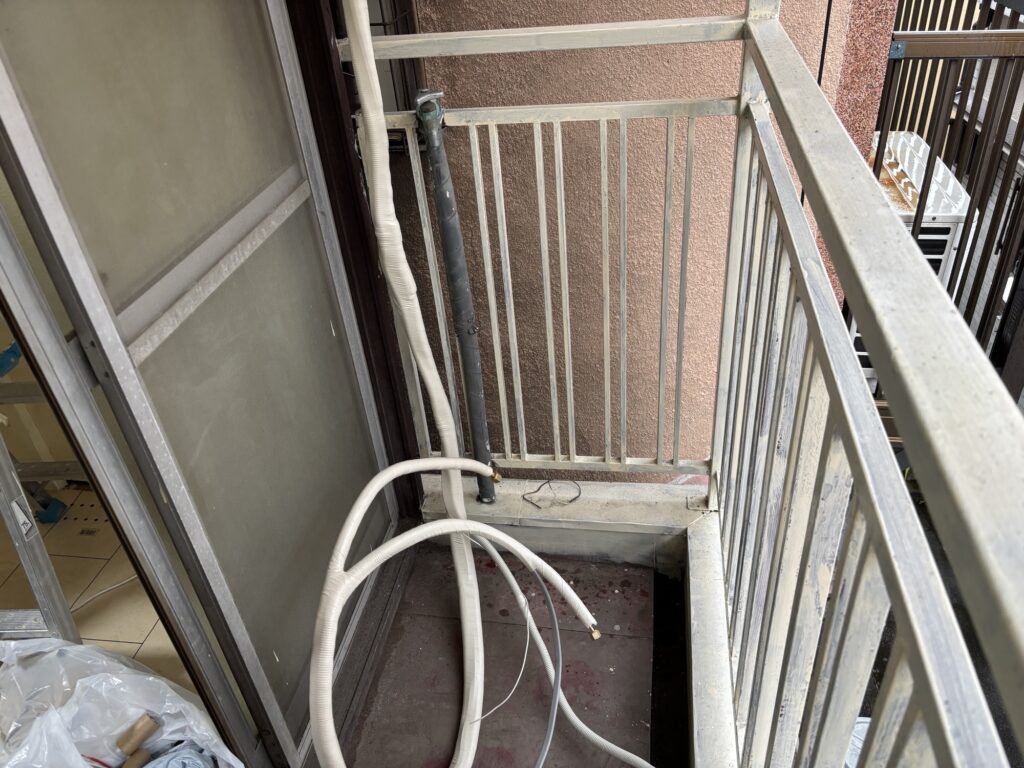 Extending air conditioner refrigerant pipes with a flare union