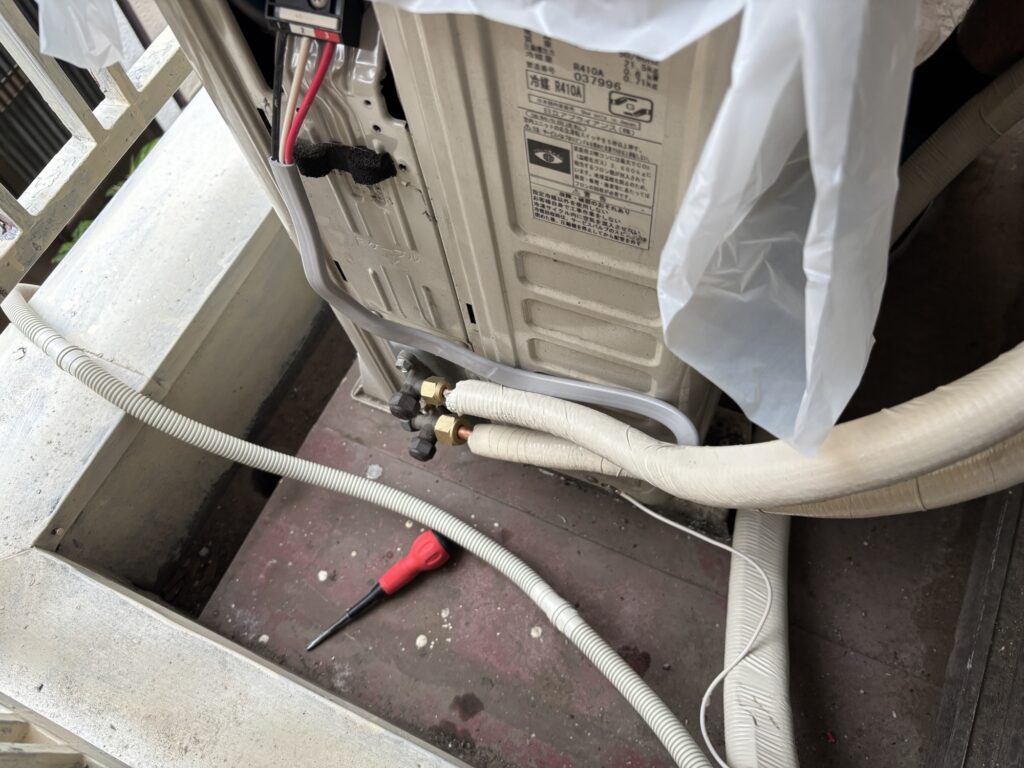 Connecting refrigerant pipes to an outdoor air conditioner unit