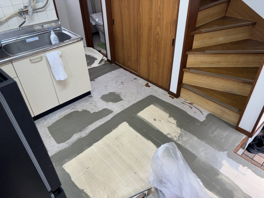 Applying floor filler to plywood joints before vinyl flooring installation