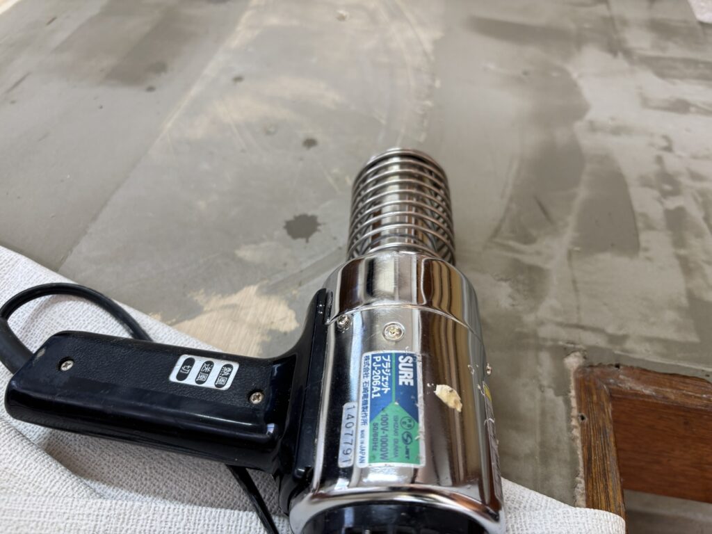 Drying floor filler with a heat gun before sanding