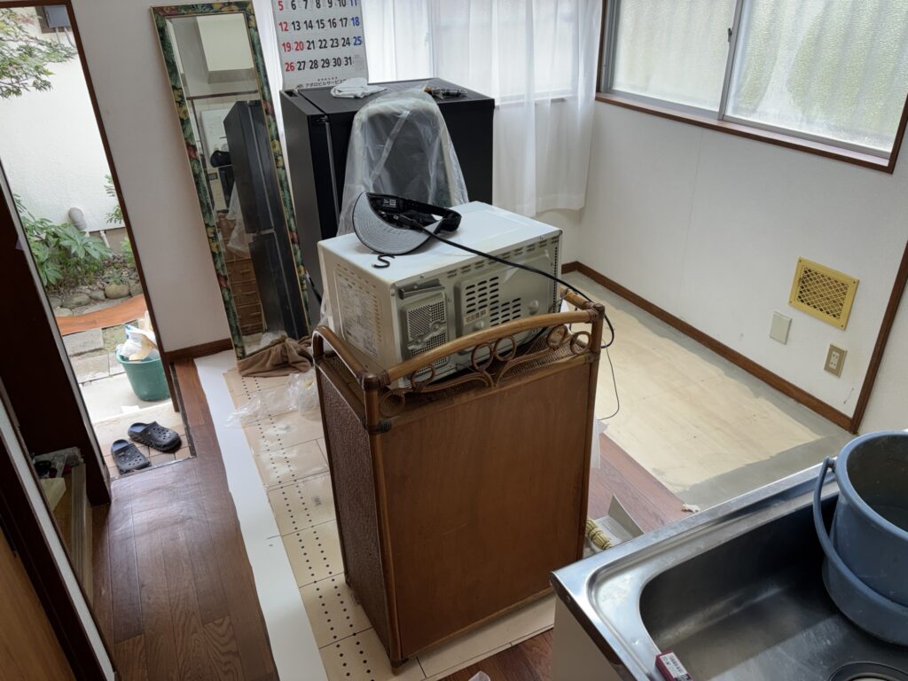 Moving kitchen furniture before vinyl flooring replacement