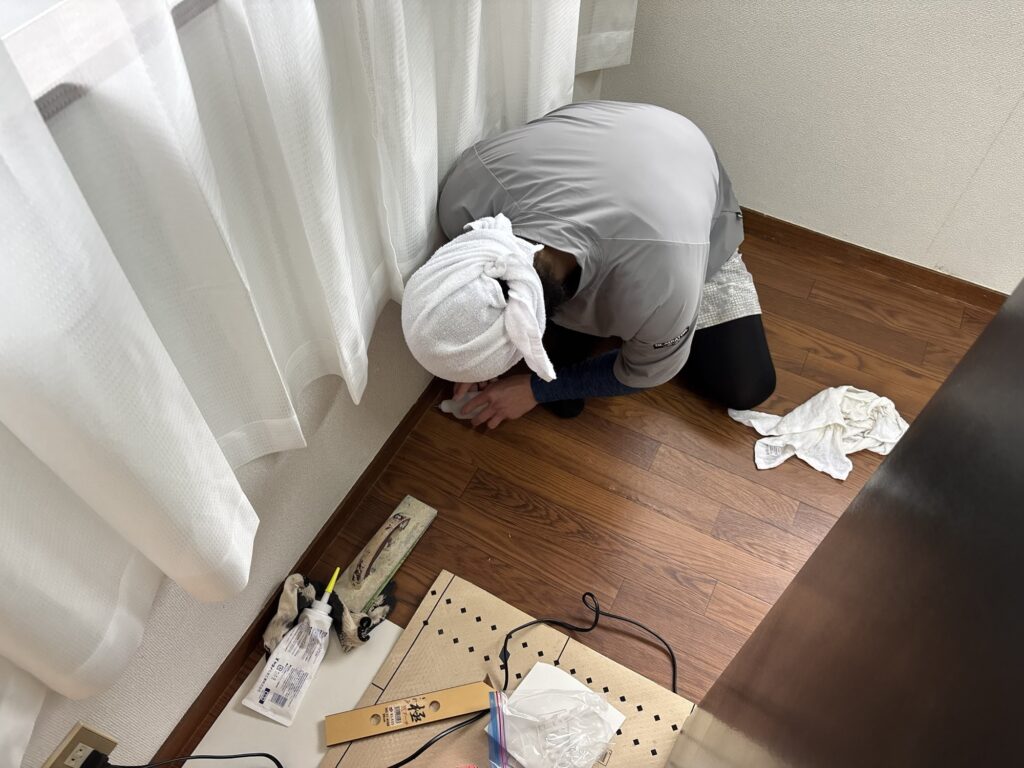 Applying seam sealer to vinyl flooring joint