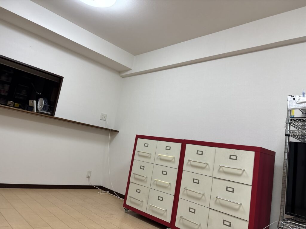 Completed wallpaper installation featuring neatly aligned seams, smooth wall surfaces, and a clean, professional finish after renovation.