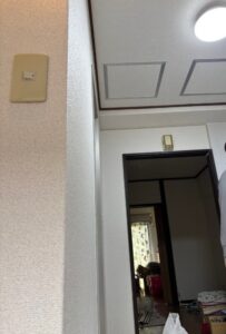 Finished kitchen ceiling and walls after a four-hour wallpaper replacement project in Japan.