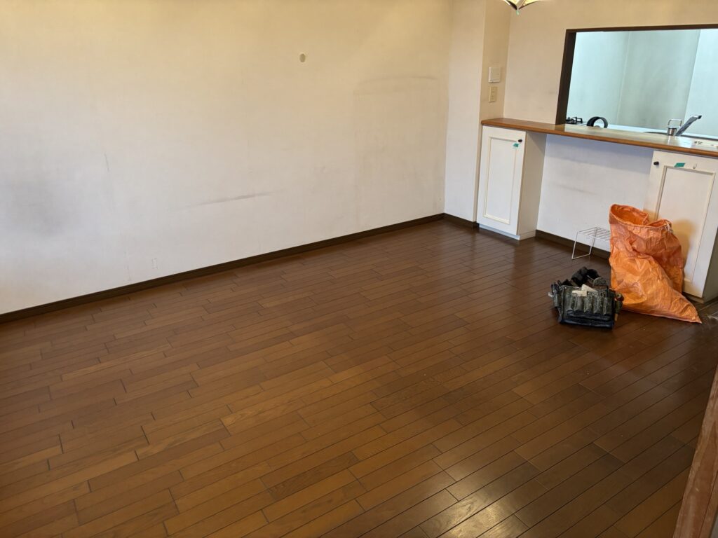 Living room of a 70 m² Japanese condominium before flooring demolition