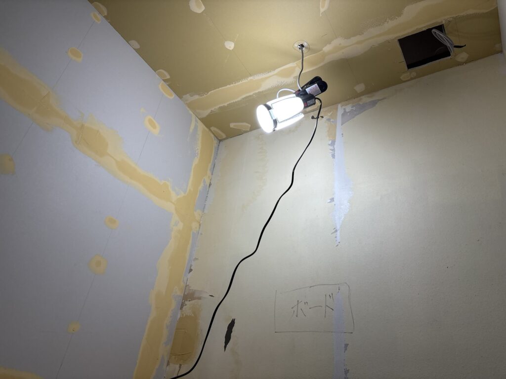 Uneven finishing putty and unfinished gypsum board joints before wallpaper installation