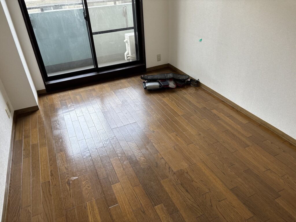 Existing wood flooring in a 20 m² Japanese apartment before vinyl flooring installation.