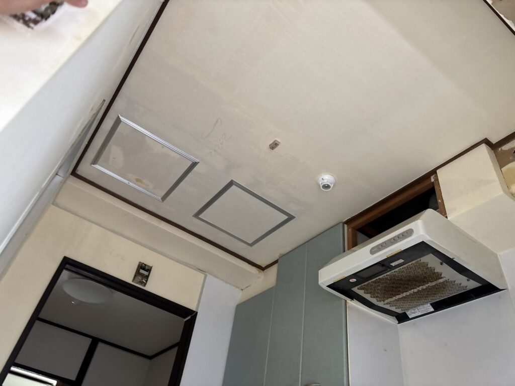 Kitchen ceiling with finishing compound applied before wallpaper installation.