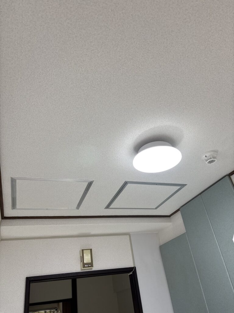 Finished kitchen ceiling with thick embossed wallpaper after renovation.