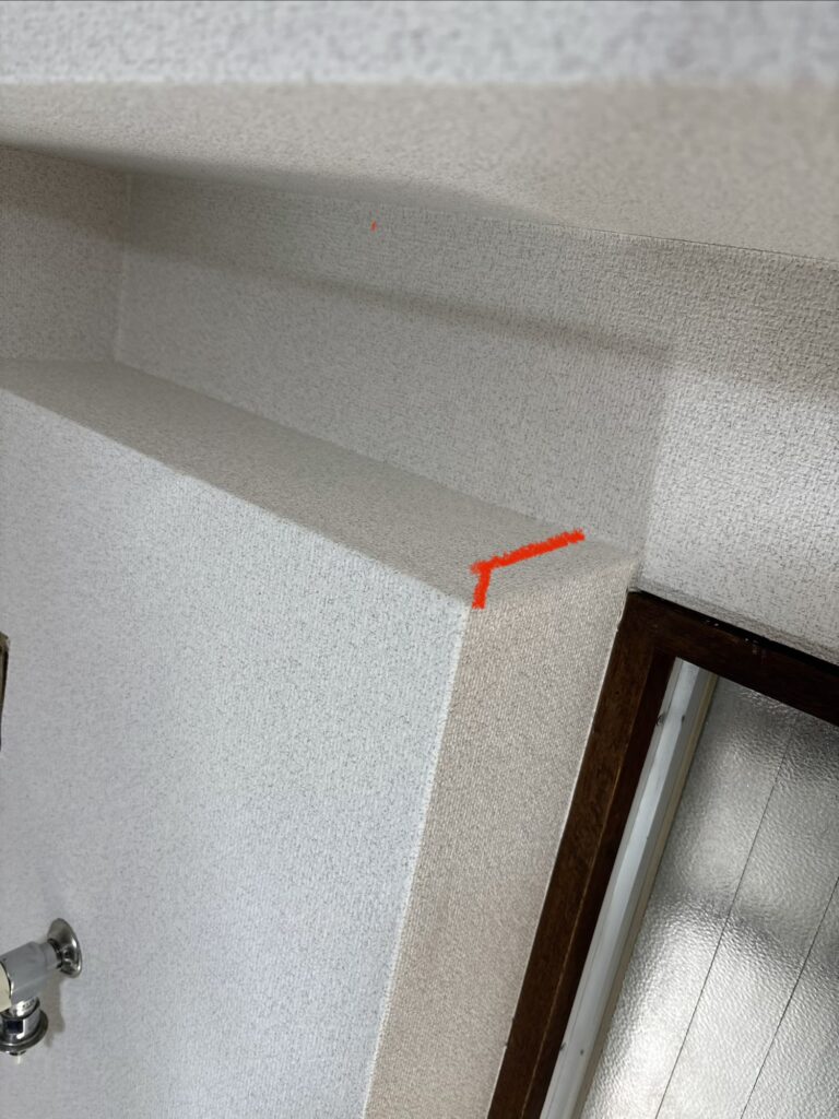 Square-shaped kitchen box with a red line marking the planned wallpaper joint cut position.