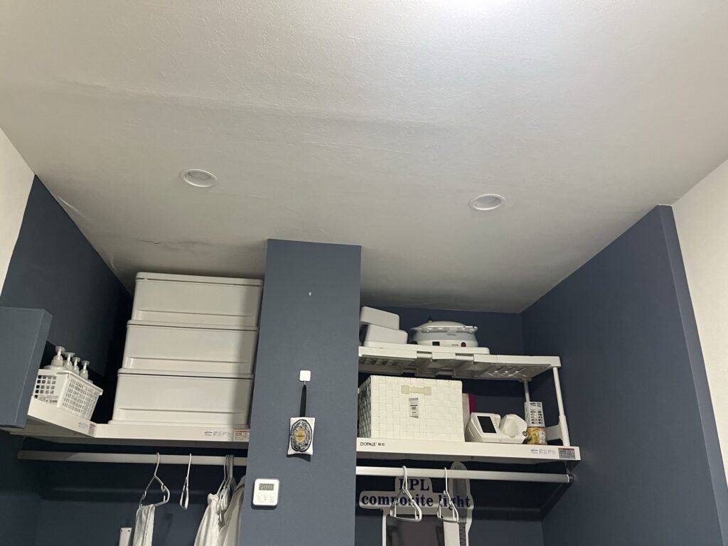 Full view of a 20 square meter apartment room before ceiling repair and wallpaper replacement.