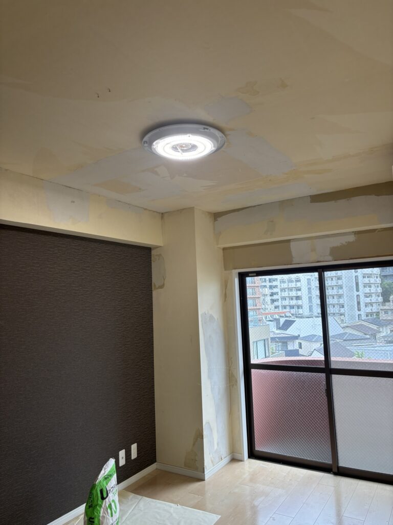 Room before partial wallpaper replacement in a condominium apartment.