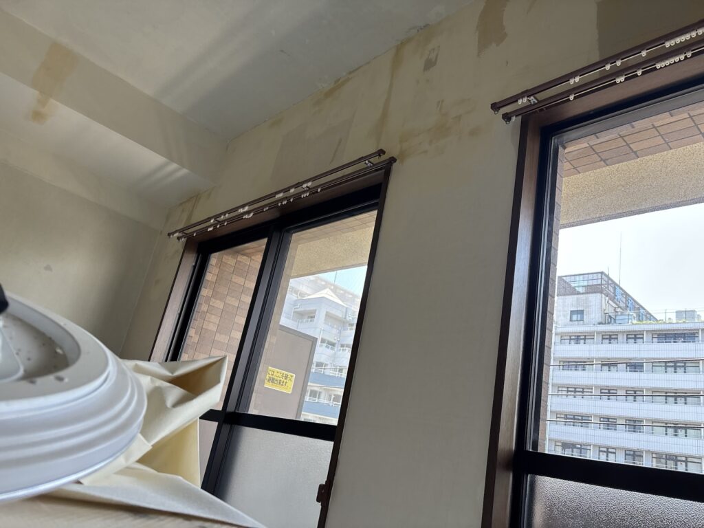 Finishing compound applied to living room walls before wallpaper installation