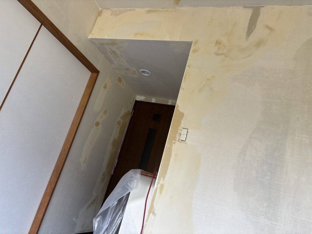 Wide finishing coat applied over repaired plasterboard joints