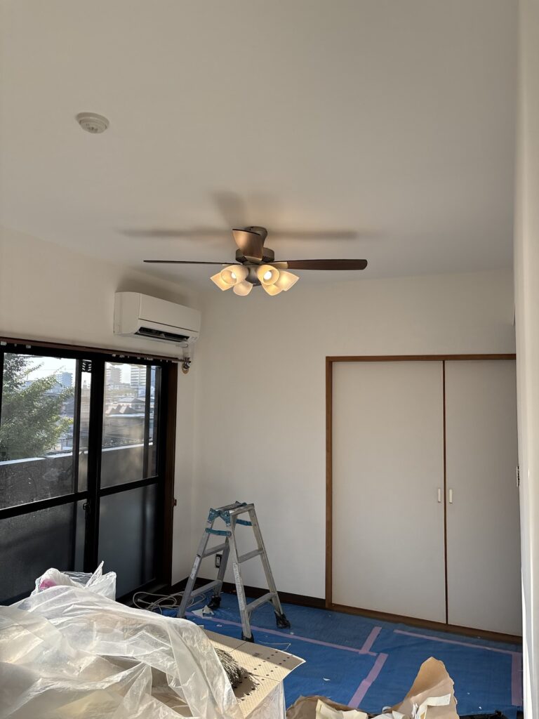 Living room with newly installed white wallpaper on the walls and ceiling
