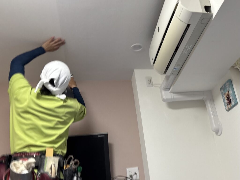 Aligning a new wallpaper joint with existing ceiling wallpaper in a Japanese apartment