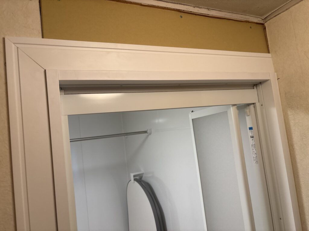 New gypsum board above the bathroom entrance before wallpaper installation
