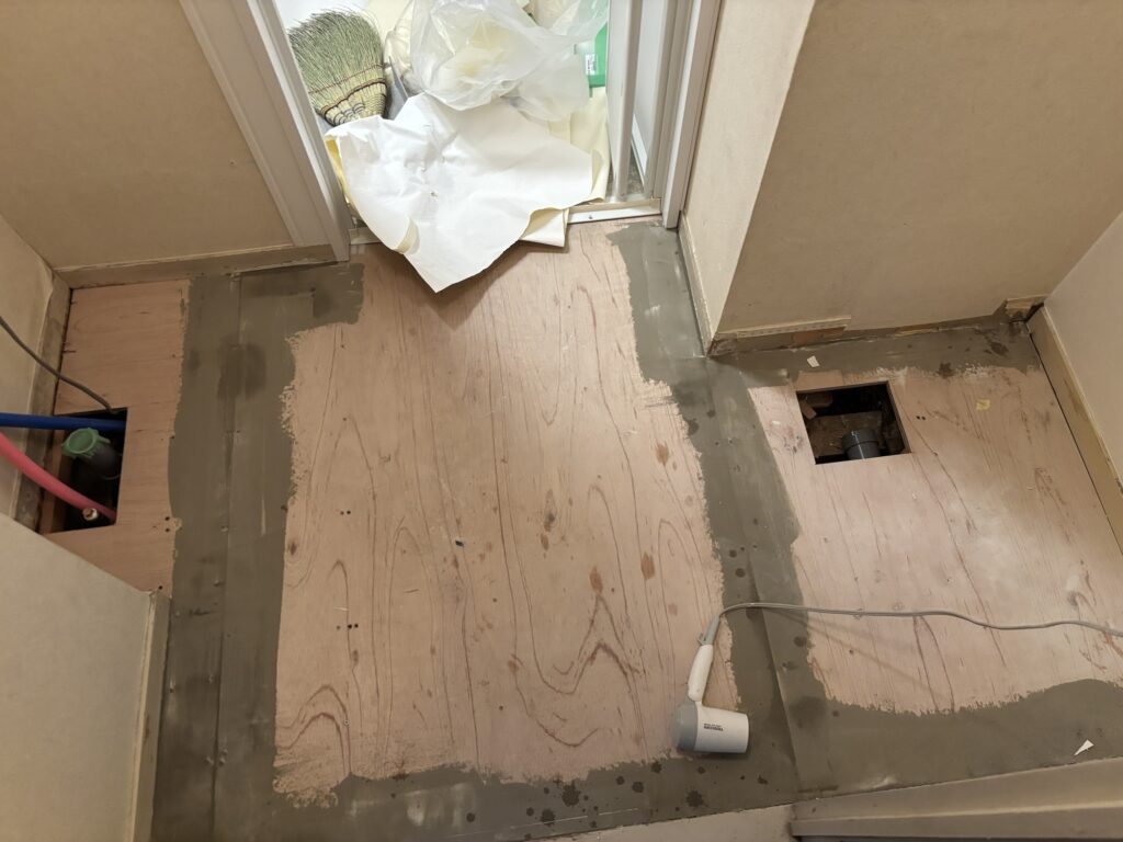 Joint compound applied to plywood subfloor joints before cushion flooring installation