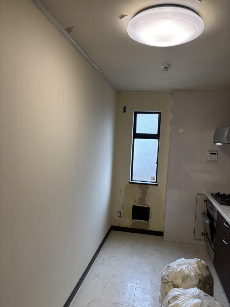Kitchen with old wallpaper removed before new wallpaper installation