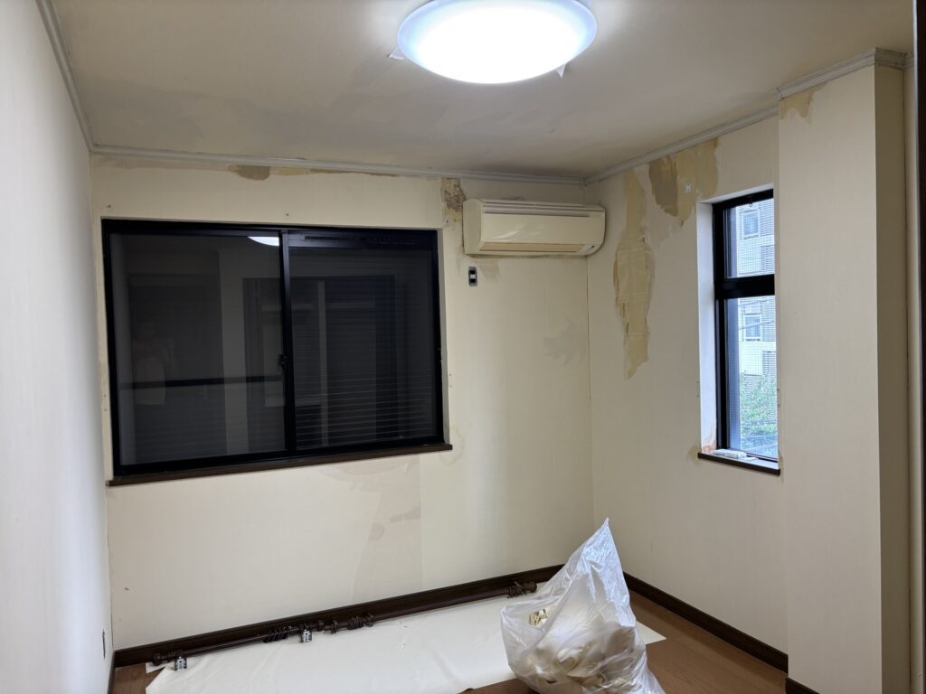 Moisture-damaged wall substrate around an air conditioner and window frame