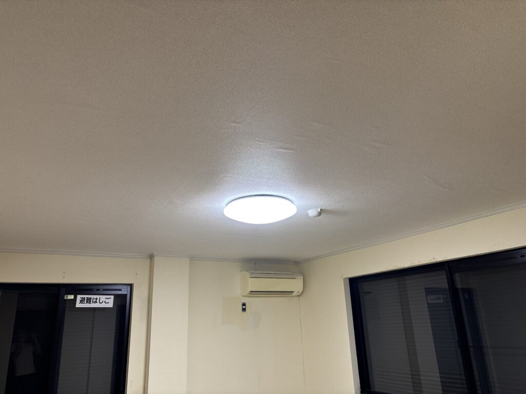 Finished bedroom ceiling wallpaper in a Japanese condominium apartment
