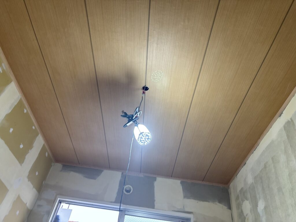 Completed straight-pattern wallpaper installation on a Japanese-style room ceiling.