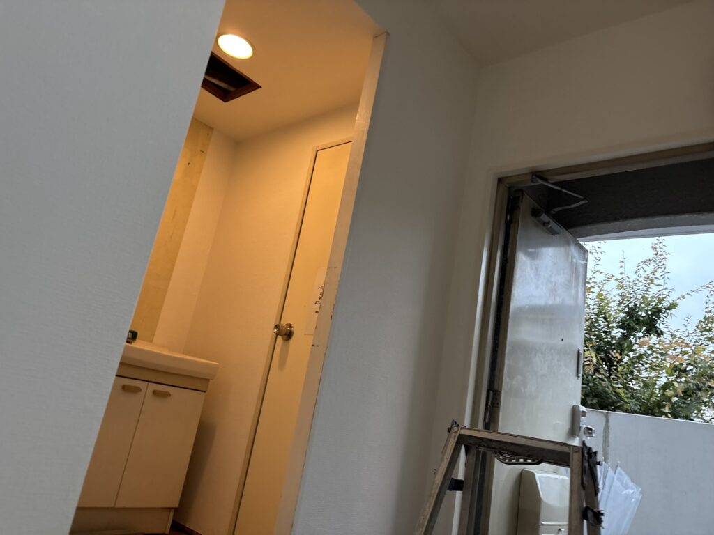 Finished wallpaper installation in the entrance area of a renovated condominium.