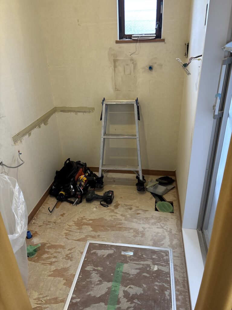 Overall view of the washroom before wallpaper and cushion flooring replacement