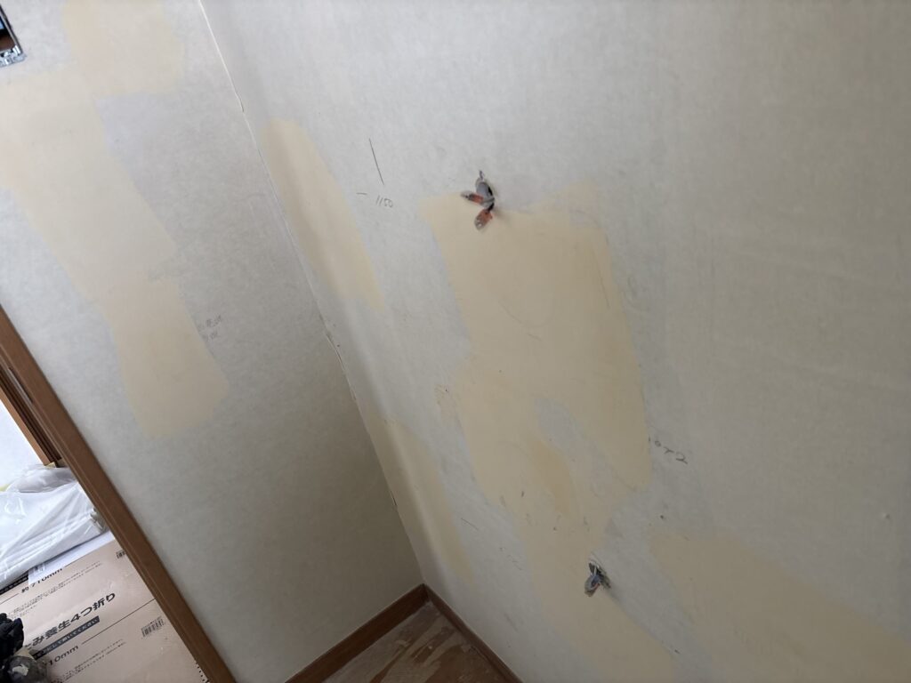 Wall surface prepared with finishing filler before wallpaper installation