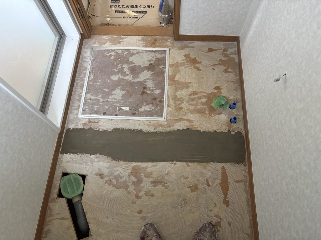 Plywood subfloor joints after filler was applied before cushion flooring installation