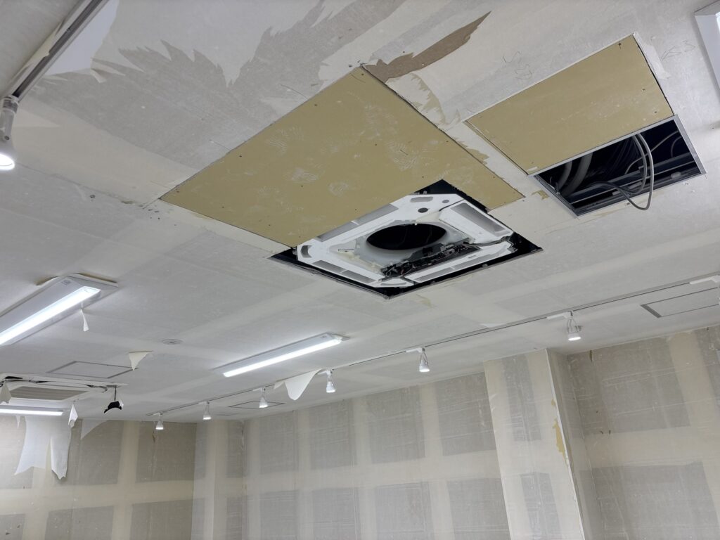 New gypsum board secured to the ceiling framing before filler and wallpaper installation.