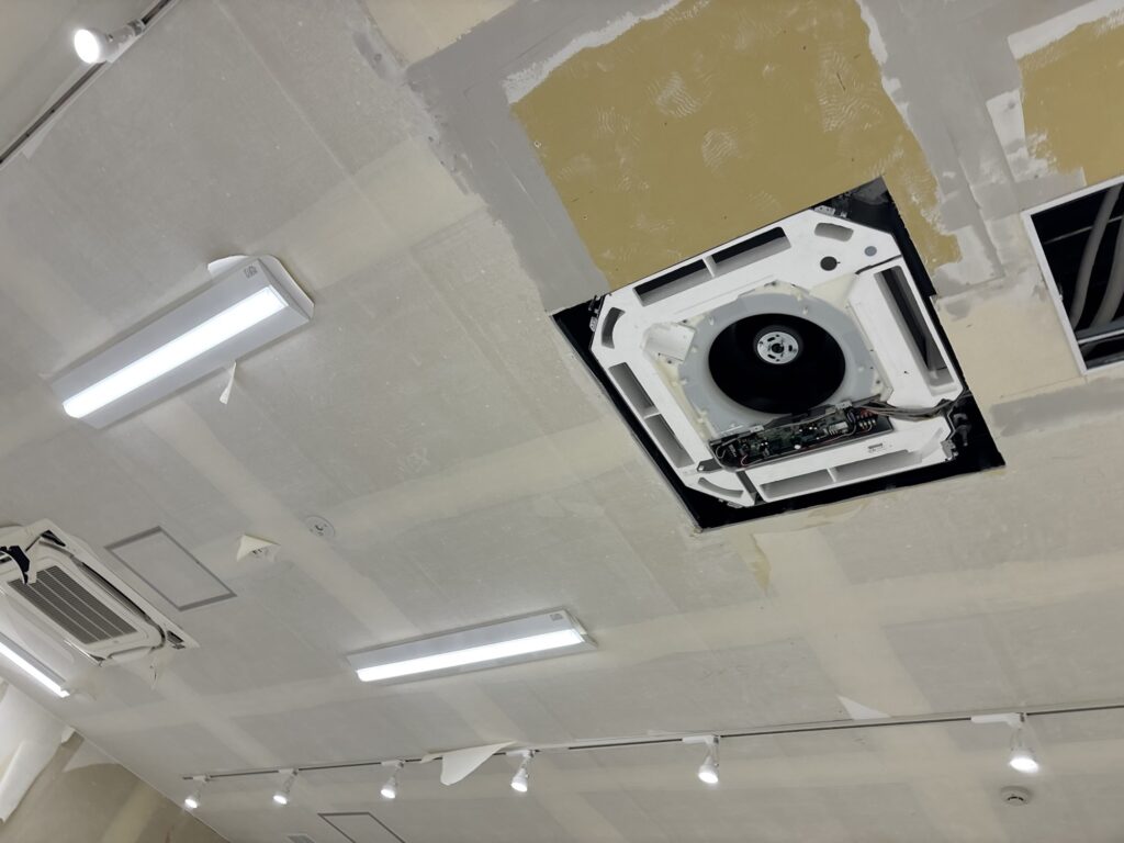 Ceiling with base filler applied to the gypsum board joints and uneven areas before wallpaper installation.