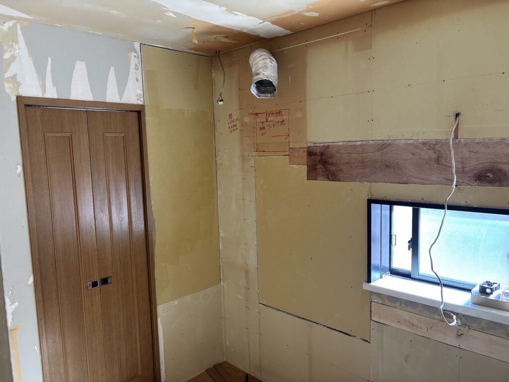 Kitchen interior in a detached house in Japan before the wallpaper replacement work began.