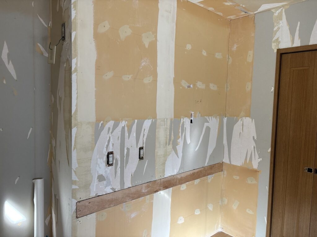 Kitchen area in a Japanese detached house before wallpaper replacement and renovation work.