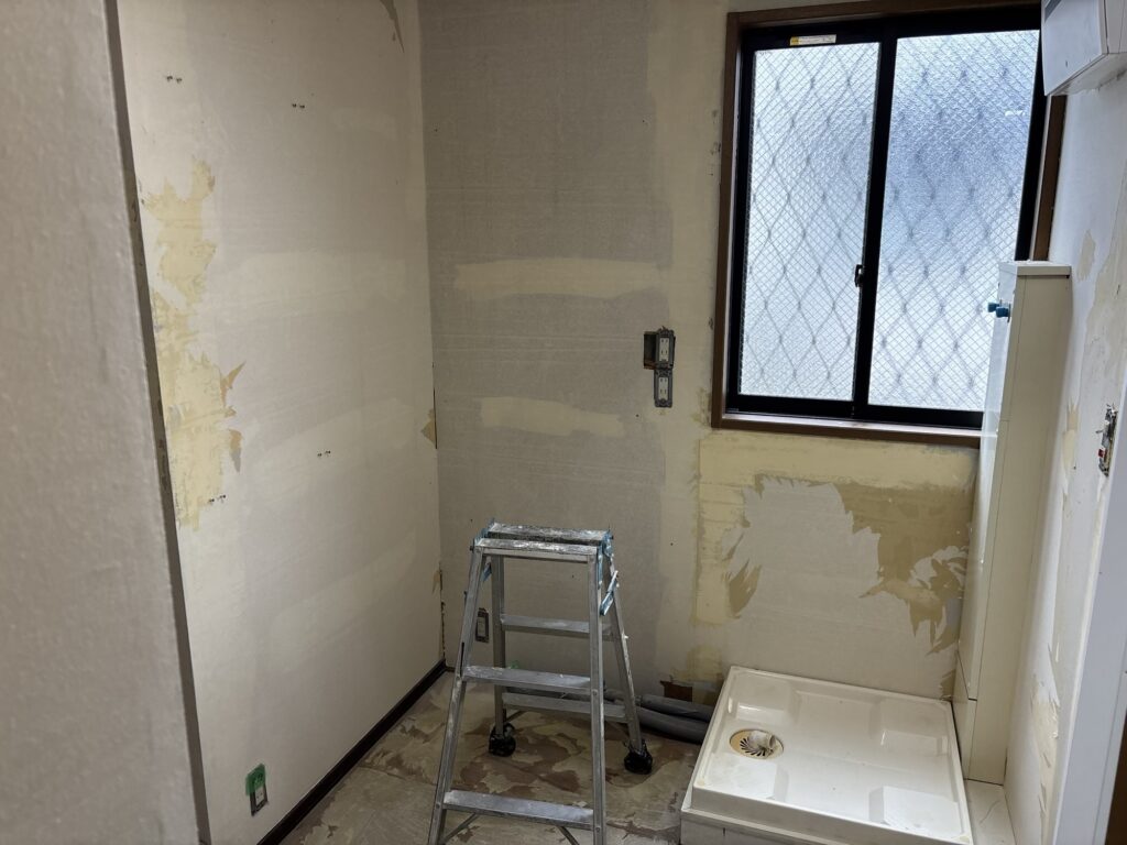 Washroom interior before wallpaper and cushion flooring renovation.