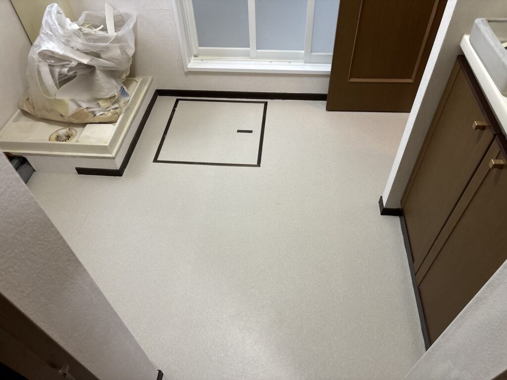 Completed gray cushion flooring installation viewed from another angle in a Japanese washroom.