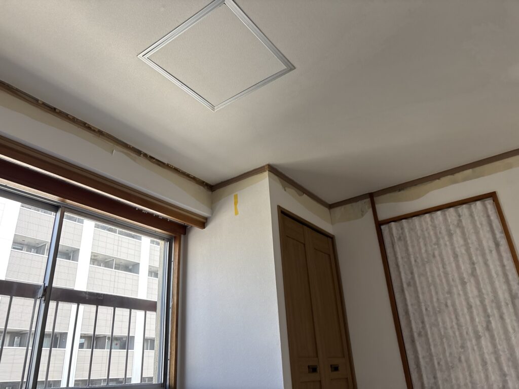 Living room of an 11th-floor apartment before ceiling and wall wallpaper replacement.