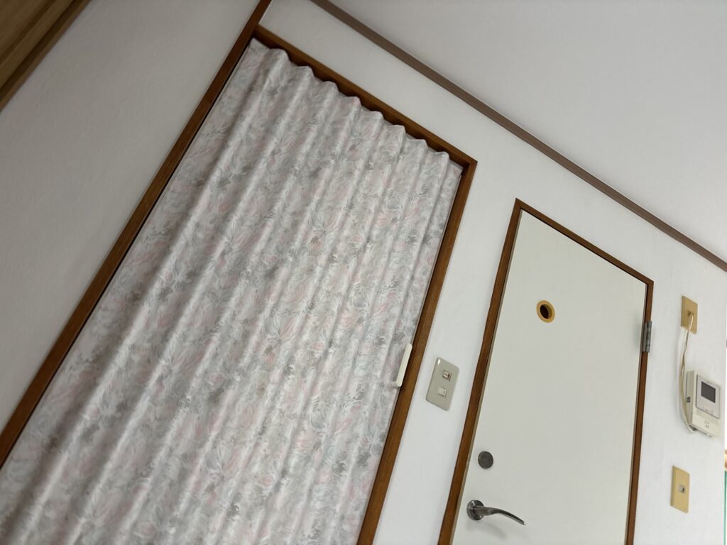 Newly installed white wallpaper on the living room walls of an apartment in Japan.