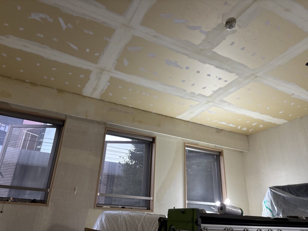 Finish coat putty applied over the joints of the living room ceiling boards.