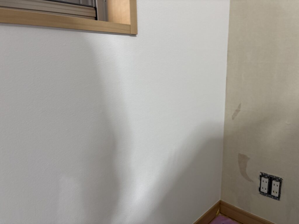 Wallpaper backing paper that has settled after temporary swelling caused by moisture from the adhesive.