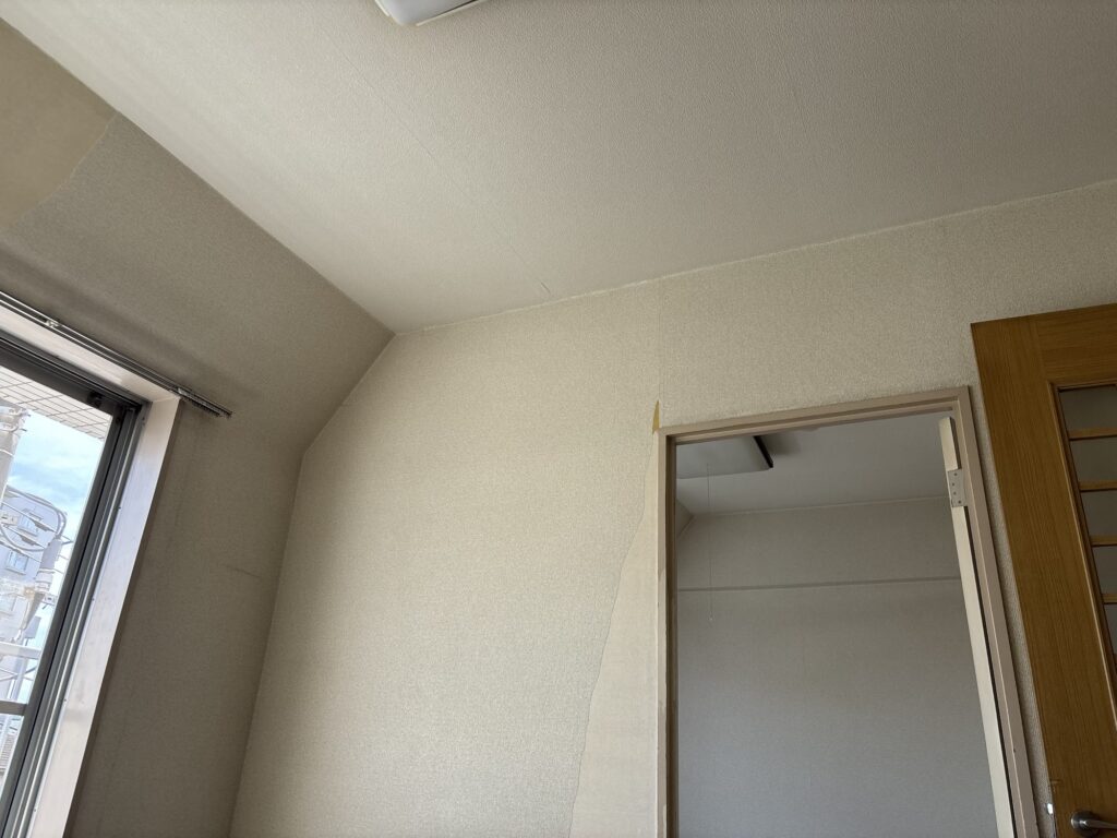 Existing wall wallpaper before removal as part of a condominium renovation project in Japan.